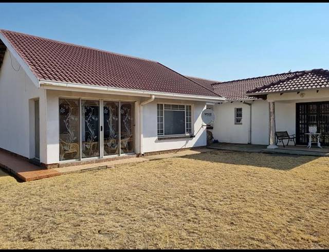 4 BEDROOM HOUSE FOR SALE IN KOSMOSPARK